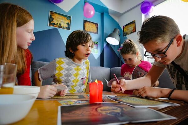 Деца играат Houdini