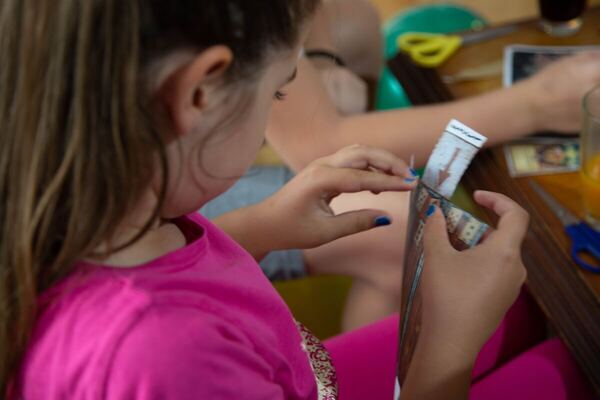 Деца играат